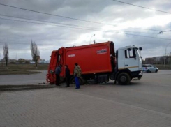 Задняя часть мусоровоза ушла под землю напротив «поля дураков» в Волгодонске
