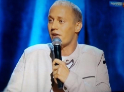 Волгодонец Вячеслав Передерей дебютировал на канале «Россия 1» с шутки про лысину и смог рассмешить Галустяна 
