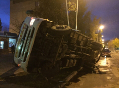 В центре Волгодонска кран-манипулятор и грузовик упали на тротуар, − читатель