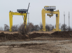 В Волгодонске на берегу залива отремонтируют желтый кран-гигант