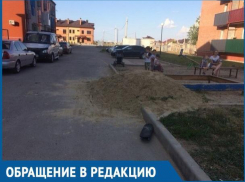 Песочницу для детей посреди проезжей части устроила управляющая компания жителям ЖК «Акварель»