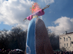 Тысячи волгодонцев пришли на сжигание огромной Масленицы