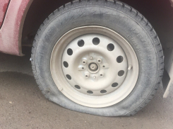 «Это место джипа»: Злобный дедушка портит колеса автомобилистам в Волгодонске