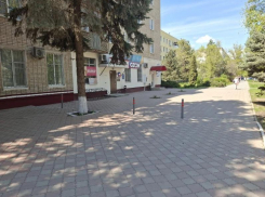 «Тротуарную плитку спасли»: около ЗАГСа установили ограничивающие столбики