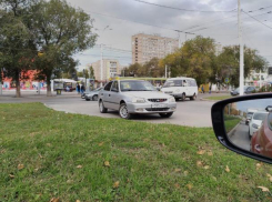 Водитель припарковал машину на оживленном кольце в центре Волгодонска