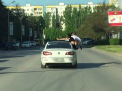 Веселые волгодонцы «с ветерком» прокатились на окне автомобиля