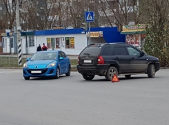 Две иномарки не разъехались на перекрестке в Волгодонске