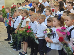 Белый верх, черный низ и яркие букеты: волгодонские школьники отмечают День знаний