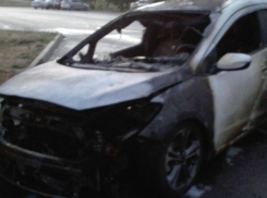 В Волгодонске на Кошевого сожгли белую дорогую иномарку