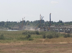Строительство моста через залив в Волгодонске приблизилось к экватору