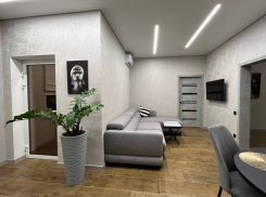 Теневой профиль и световые линии: новый взгляд на натяжные потолки 