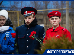 В канун Дня неизвестного солдата цветы возложили к памятнику «Вдовы» в станице Романовской 