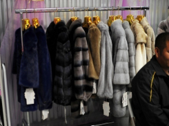 За торговлю подпольной верхней одежды у волгодонца «арестовали» 12 дубленок