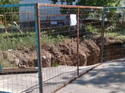 Дерзкие хулиганы снесли ограду вокруг коммунальной ямы на улице М. Кошевого: стала известна причина беспорядка на М-26