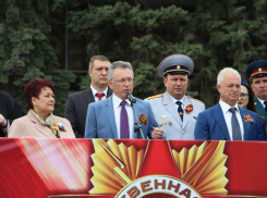 Виктор Мельников поздравил участников парада с Днем Победы в Волгодонске 