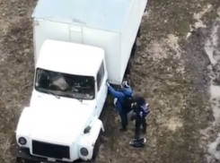 8-летние хулиганы попали на видео при попытке вскрыть грузовик в Волгодонске 