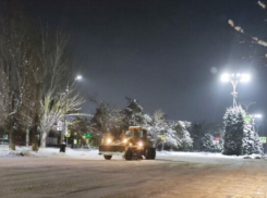 Шесть коммунально-дорожных машин и четыре трактора убирали Волгодонск от снега ночью