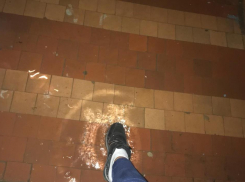  Коммунальный фонтан забил в жилом доме во время ливня в Волгодонске