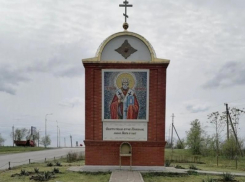 Территорию у единственного православного киота при въезде в Волгодонск привели в порядок