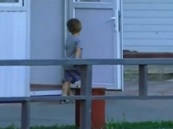 Табачный павильон перед детской площадкой завлекает несовершеннолетних