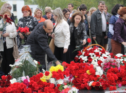 Сотни волгодонцев несут цветы к мемориалу памяти жертв теракта 1999 года