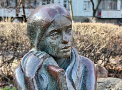 «Девочка с книгой» и другие известные скульптуры Волгодонска могут переехать в сквер Дружбы