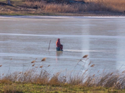 Первые любители зимней рыбалки уже выбрались на неокрепший лед
