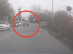 В Волгодонске водитель на Land Rover проехал по «встречке» через железнодорожный переезд