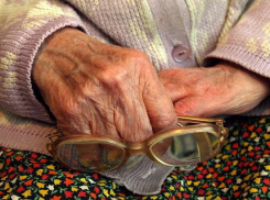 В Цимлянске из-за денег жестоко избили и пытались задушить 77-летнюю учительницу