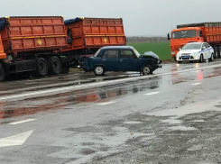 Водитель ВАЗа врезался в КАМАЗ, чтобы не сбить собаку на трассе в Цимлянском районе