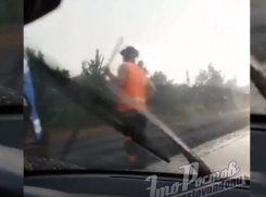 Укладка асфальта в дождь на трассе Ростов-Волгодонск возмутила автомобилистов