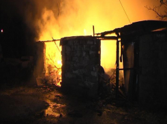 В Волгодонске два часа не могли потушить горящую хозпостройку