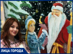 «Кто эта художница?»: как с помощью краски и зубной пасты девушка создает сказочные новогодние картины на стекле в Волгодонске 