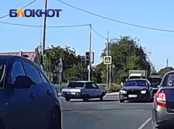 «Это что массовый психоз?»: все едут на «красный», а один еще и «против шерсти»