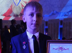 Спасший из пожара себя и маленькую сестру 9-летний волгодонец получил почетный знак в Москве 