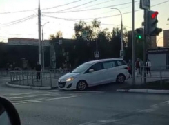 «Такого я еще не видел»: бесцеремонный водитель удивил волгодонцев своим маневром на пешеходной зоне в центре города