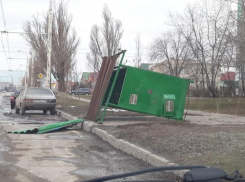 Ураганный ветер вырвал остановку в Волгодонске