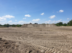 В Волгодонске строители моста вырыли огромный карьер по добыче песка рядом с базами отдыха 