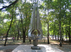 Календарь Волгодонска: в «Юности» появился памятник летчику Виктору Лецко