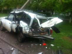 В Волгодонске водитель на «Ларгусе» «уничтожил» ВАЗ-2104, припаркованный рядом с детской поликлиникой