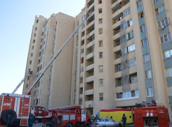 В Волгодонске пожарные и спасатели эвакуировали жильцов 12-этажки на улице Кошевого (ФОТО)