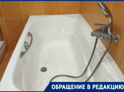«В подвале уже лужи!»: жители обеспокоены состоянием дырявых труб в доме на улице Морской
