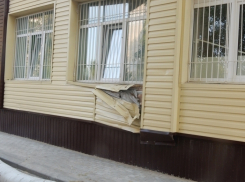 В Волгодонске испорченный фасад здания детской инфекционной больницы обещают восстановить к концу месяца