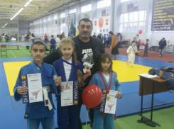 Волгодонские дзюдоисты вернулись из Шахт и Каменска с медалями