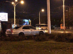 Водитель заехал на газон и врезался в столб возле «Комсомольца» 
