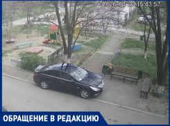 «Тротуар – не место для парковки!»: жители дома Ленинградская, 1 возмущены наглостью водителя