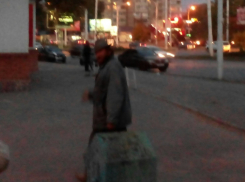 В Волгодонске бомж пытался сорвать торжественный пуск освещения на проспекте Строителей
