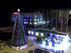 Дед Мороз зажег новогодние елки в Волгодонске