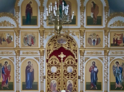 Мастера из Волгодонска установили новый иконостас в храме Морозовска 