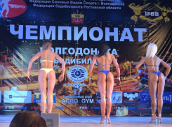 Девушки в купальниках и мускулистые мужчины вышли на главную городскую сцену